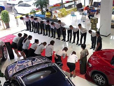 小伙到奧迪4S店買車,女銷售員:你能買得起,我就嫁給你!