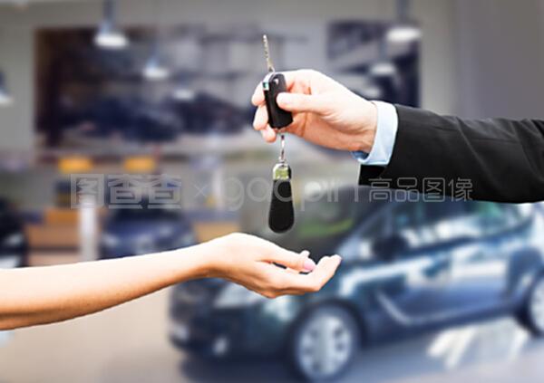 汽車業(yè)務(wù)、汽車銷售、運(yùn)輸、人員和所有權(quán)概念----汽車銷售人員在汽車展示背景下為新老板或新客戶提供鑰匙